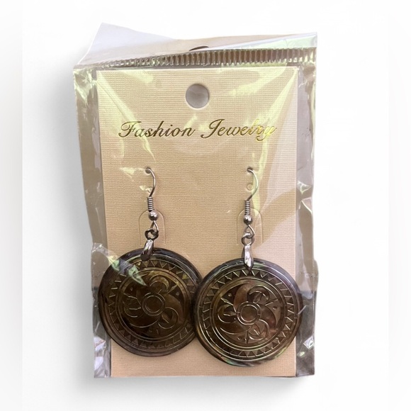 Pair of carved mother-of-pearl shell earrings - Picture 6 of 6